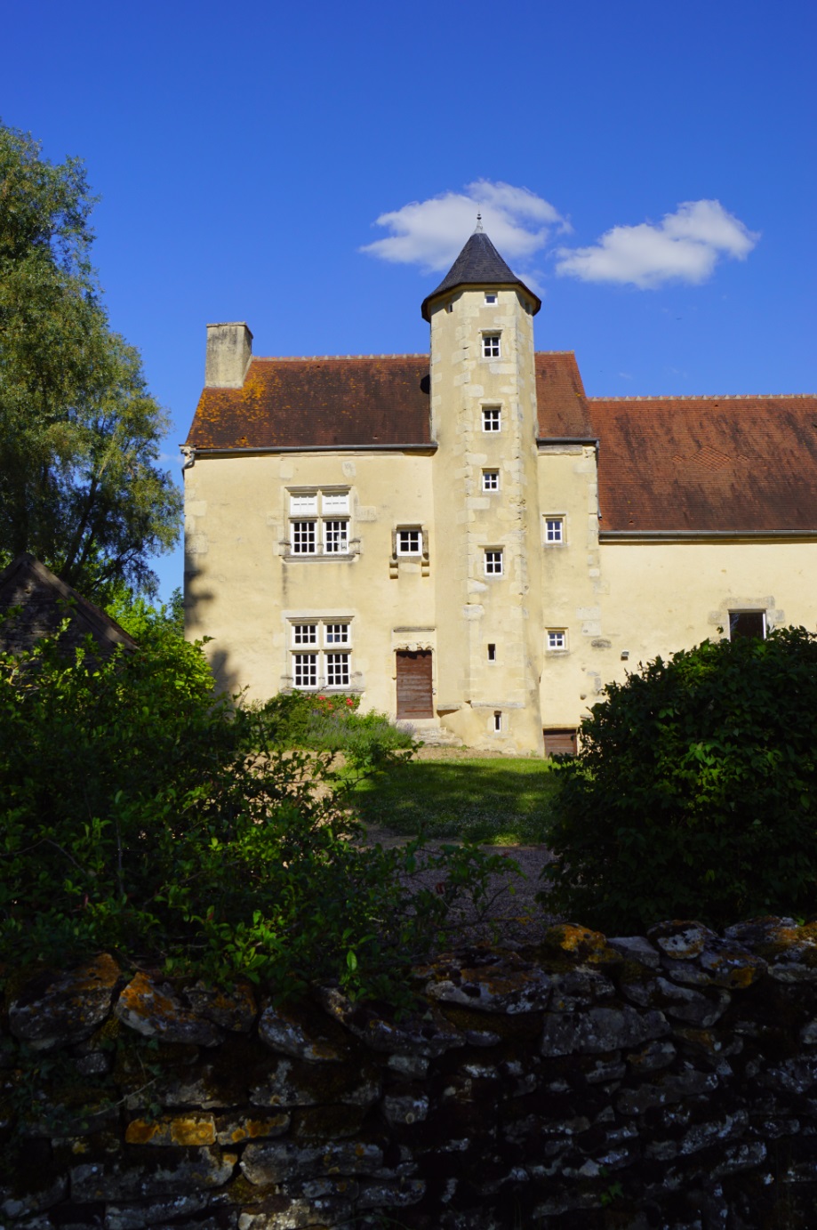 Saint Parize le Chatel, Château de Tâches XV — XVIeme