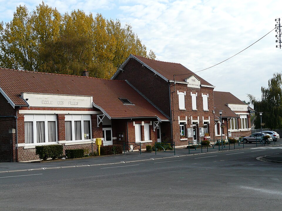 Banteux mairie et écoles (Nord, France)