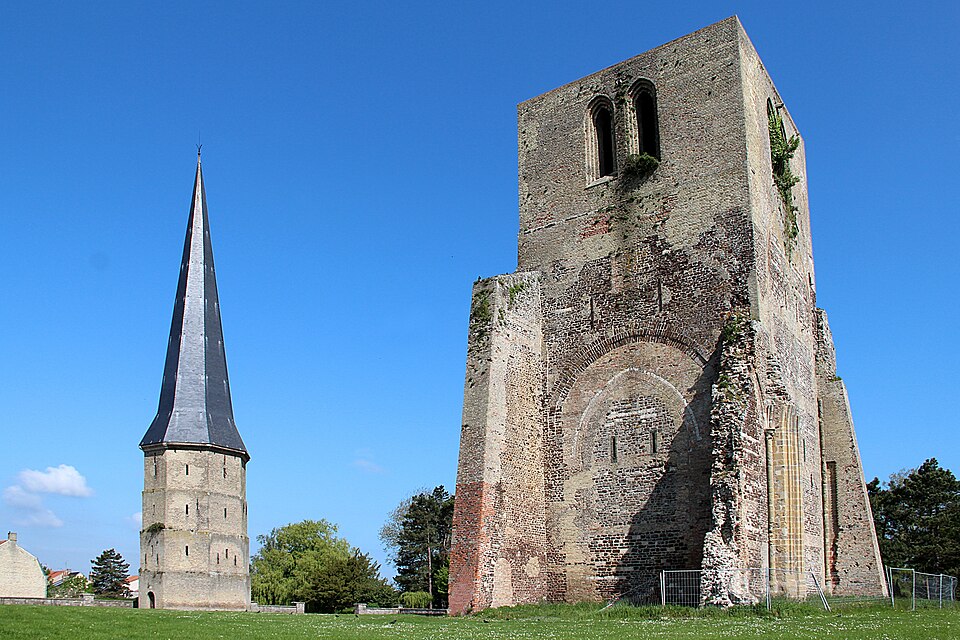 0 Tours de l'ancienne abbaye St — Winoc à Bergues (Nord) 1