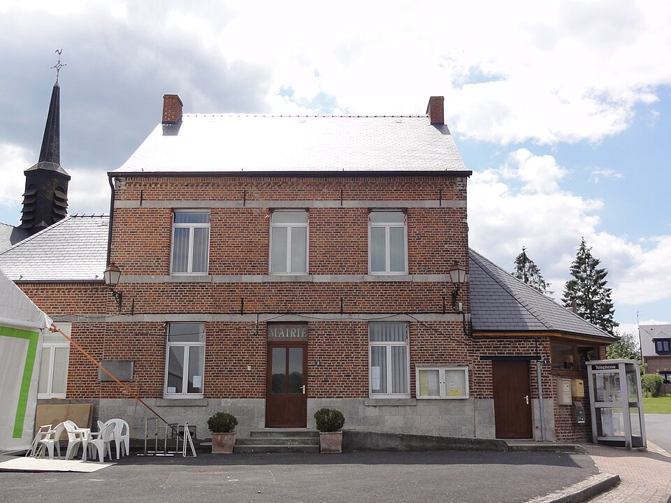 Écuélin (Nord — Fr) mairie avec tour de l'église