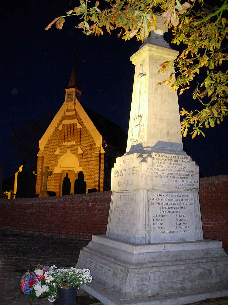 Eglise Saint — Vaast — Monument aux Morts