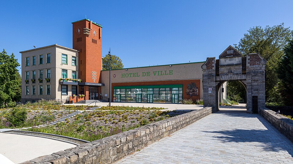 Mairie de Lallaing et ancienne entrée du château 01