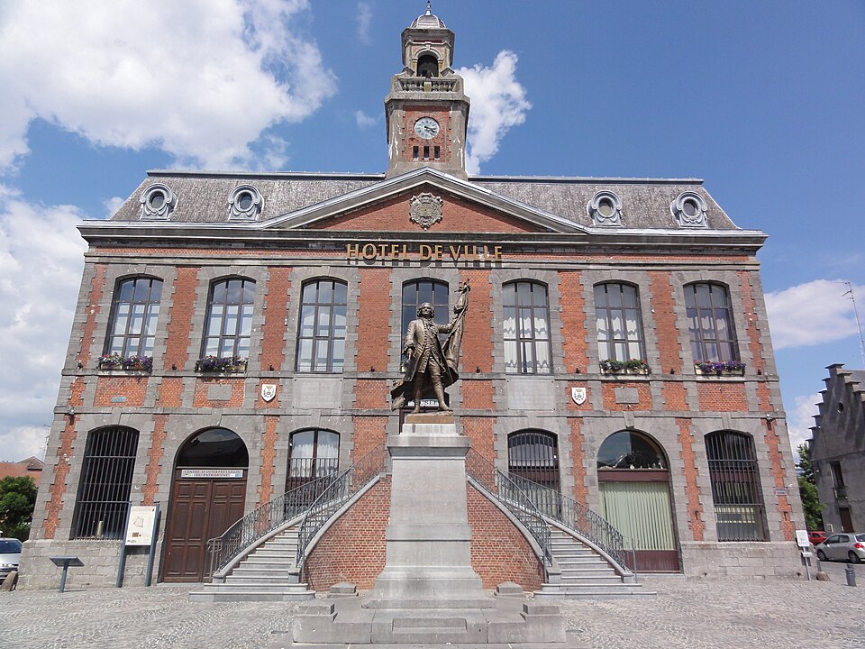 Landrecies (Nord, Fr) Hotel de ville et statue Dupleix