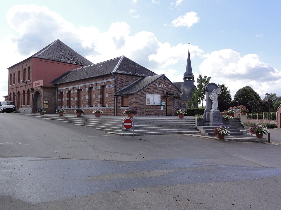 Noyelles — sur — Sambre (Nord, Fr) place avec école, mairie, église, monument