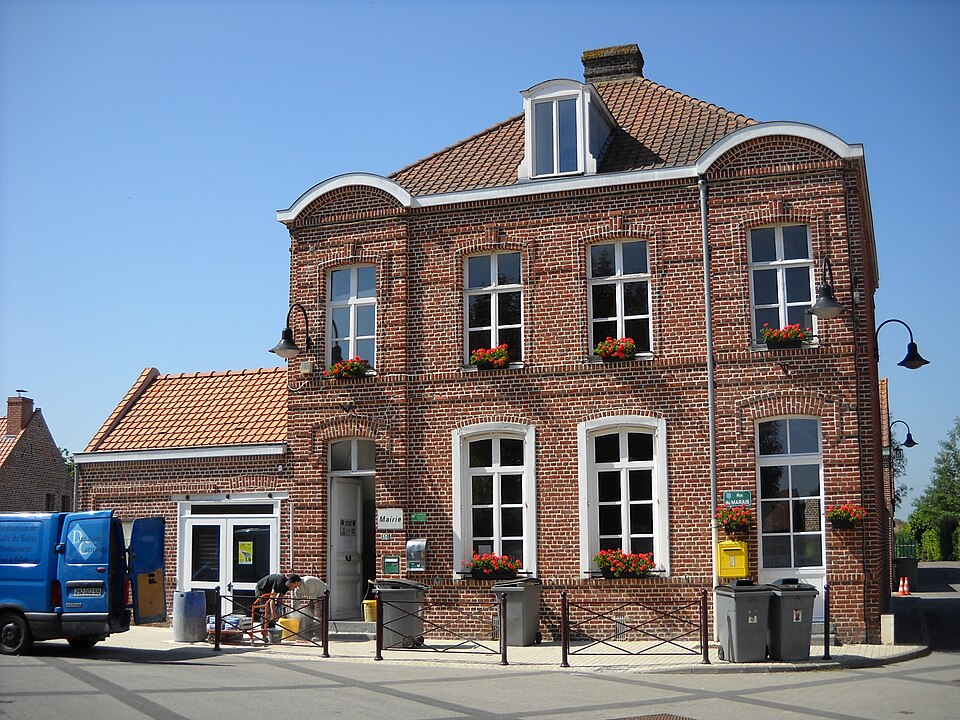 Péronne — en — Mélantois — Town hall
