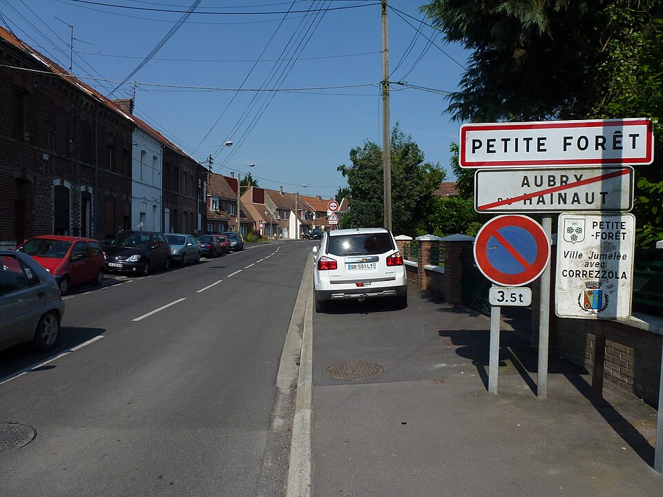 Petite — Forêt (Nord, Fr) city limit sign