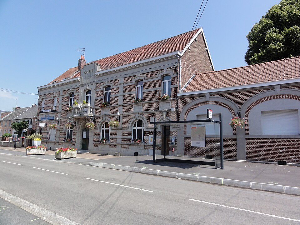 Préseau (Nord, Fr) mairie, poste, abri — bus