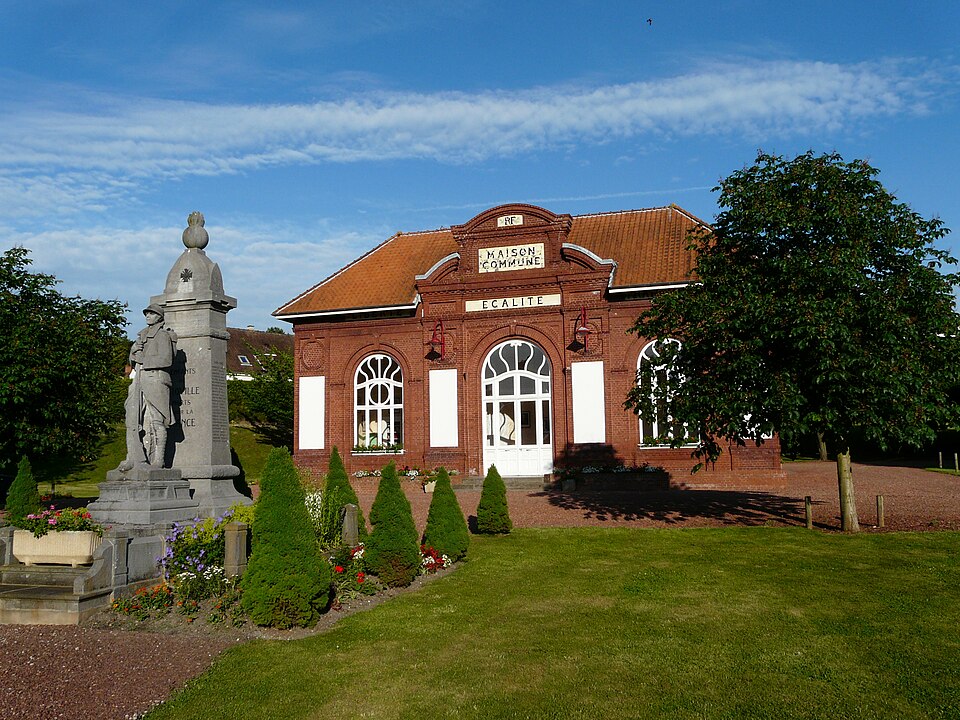 Mairie et monument aux morts de Proville (Nord, France)