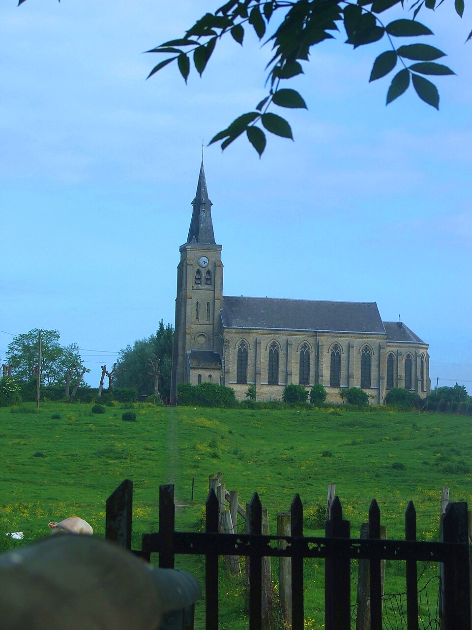 Saint — Momelin Eglise