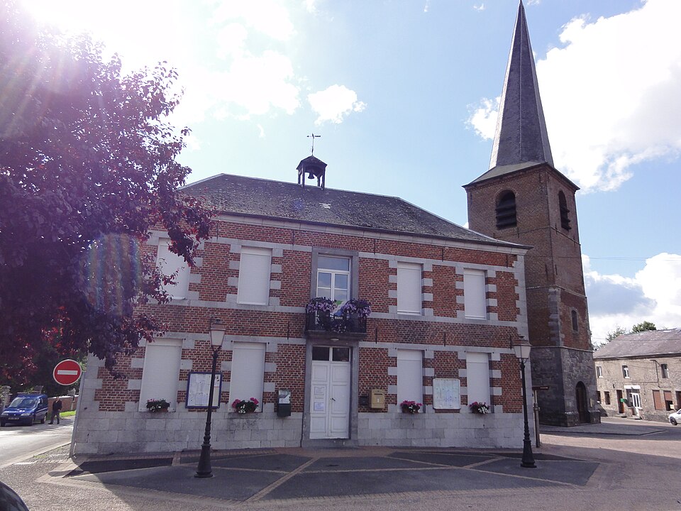 Taisnières — en — Thiérache (Nord, Fr) mairie et tour de l'eglise