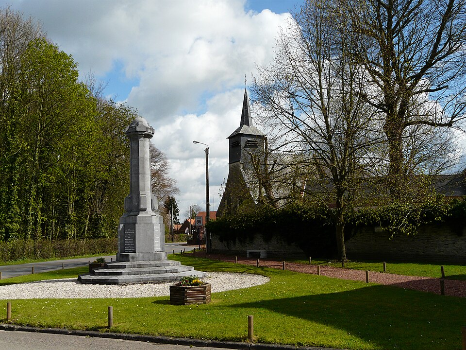 Thun — Saint — Martin monument aux morts et église