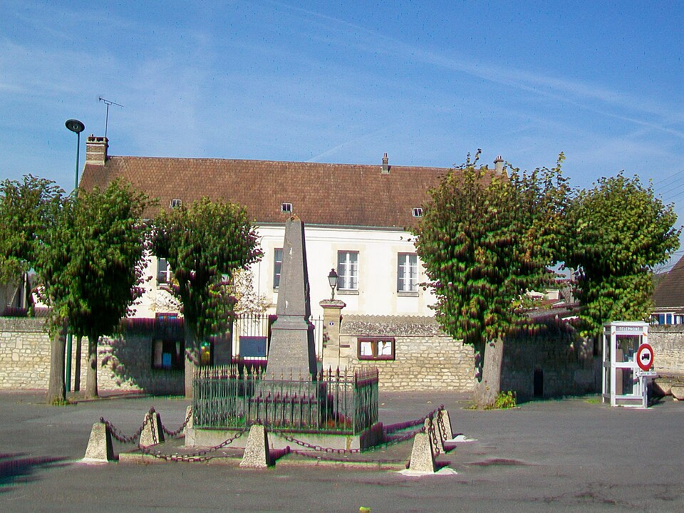Angy (60), mairie et monument, place Henri — Barbusse