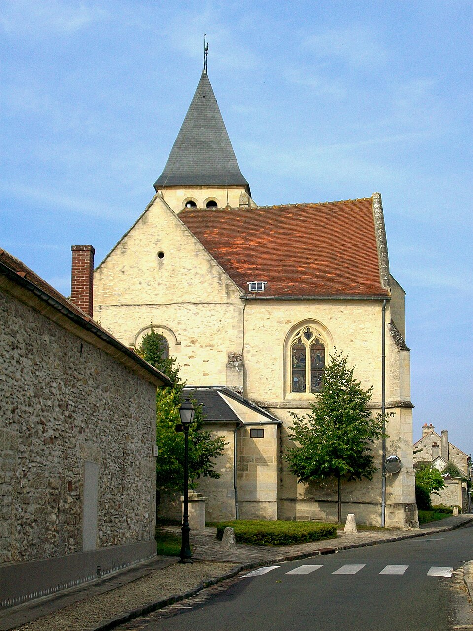 Apremont (60), église Saint — Martin, rue Louis — Wallon