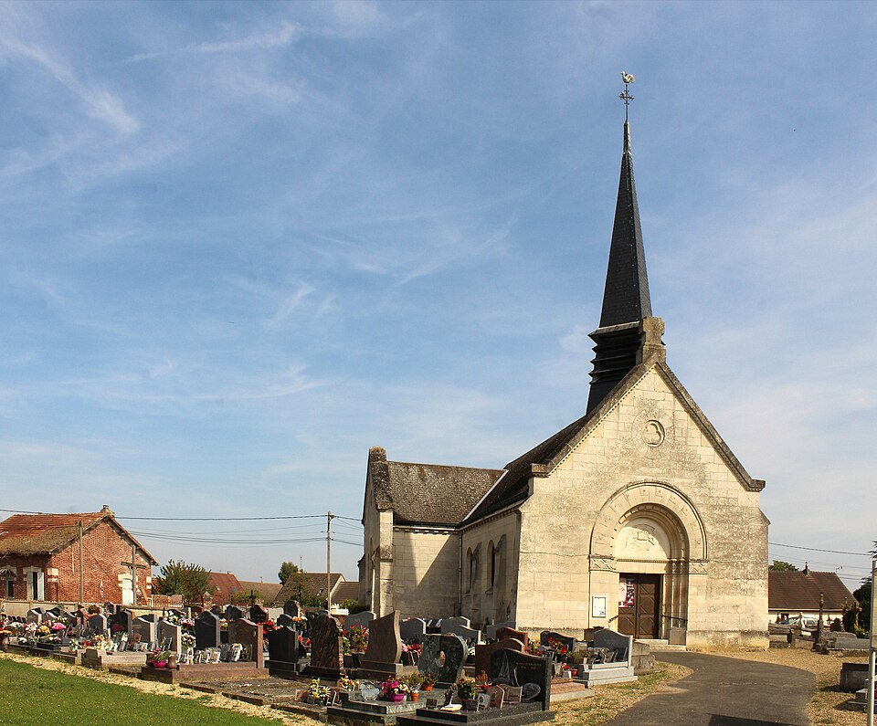Bailly (Oise), the church Saint — Joseph and the churchyard