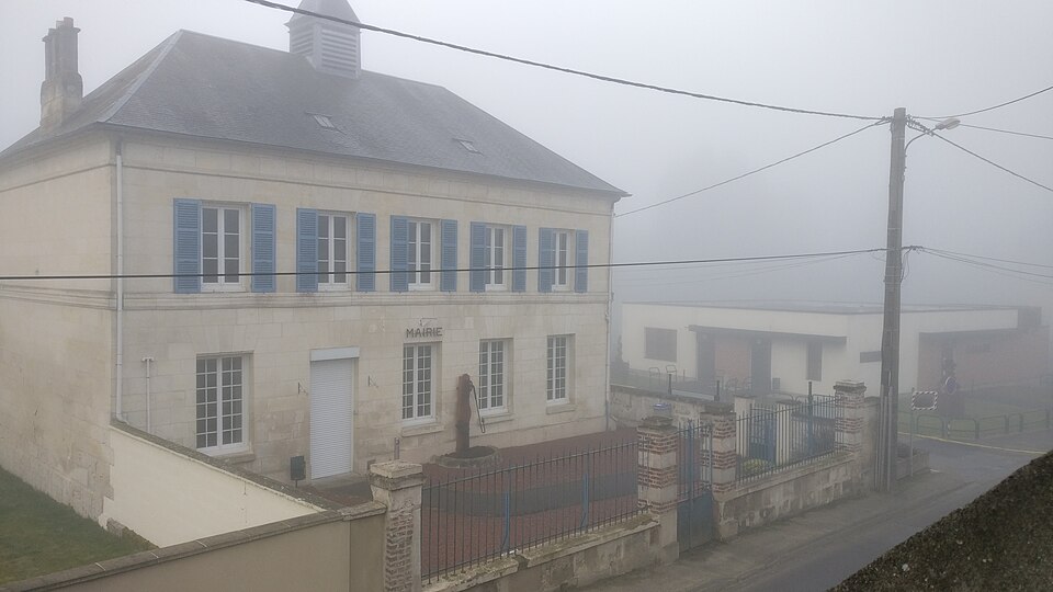 Mairie de Chevincourt sous le brouillard