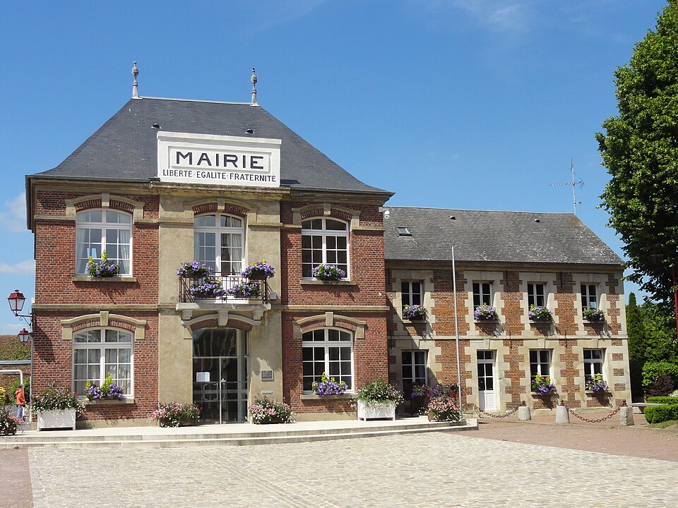 Chevrières (60), la mairie, place René — Langlois — Meurinne 1