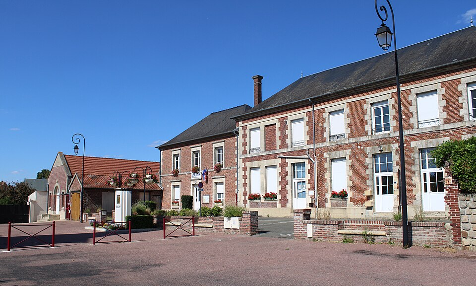 Crisolles place de la mairie