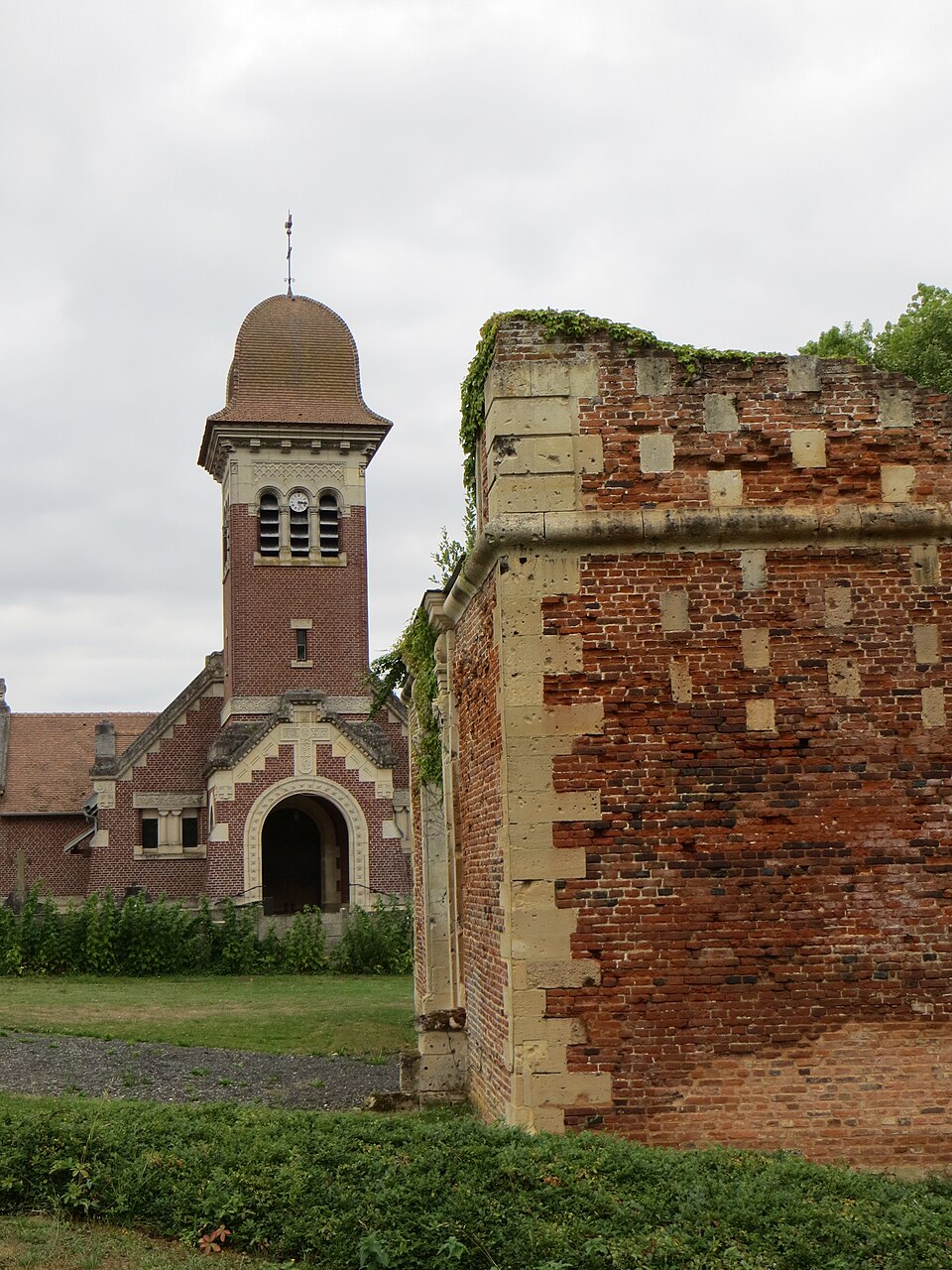 Dives — Portail de l'ancien château et église Saint — Martin
