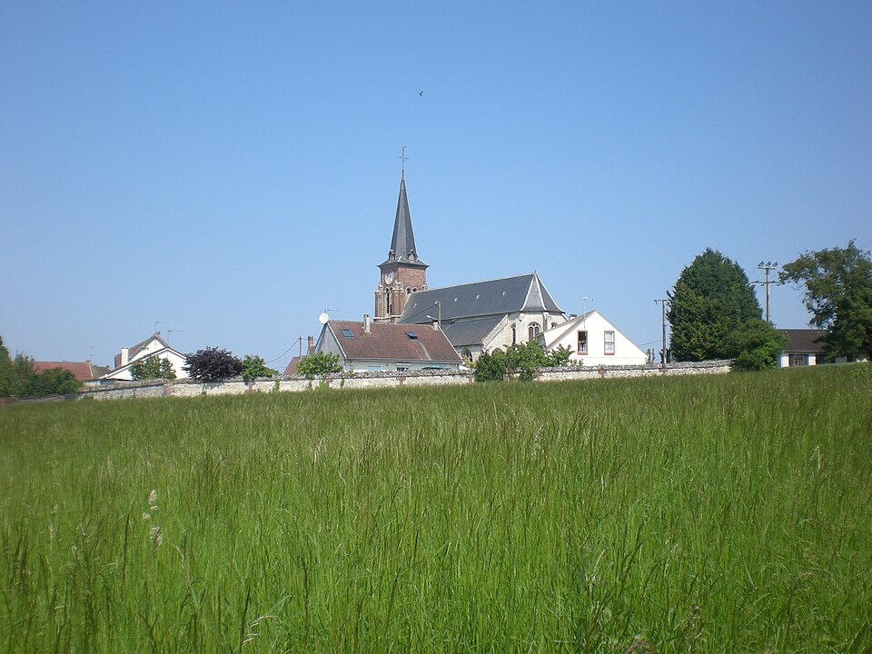 Etouy, l'église depuis les champs