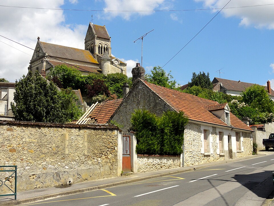 Labruyère (60), rue du colonel Fabien et église