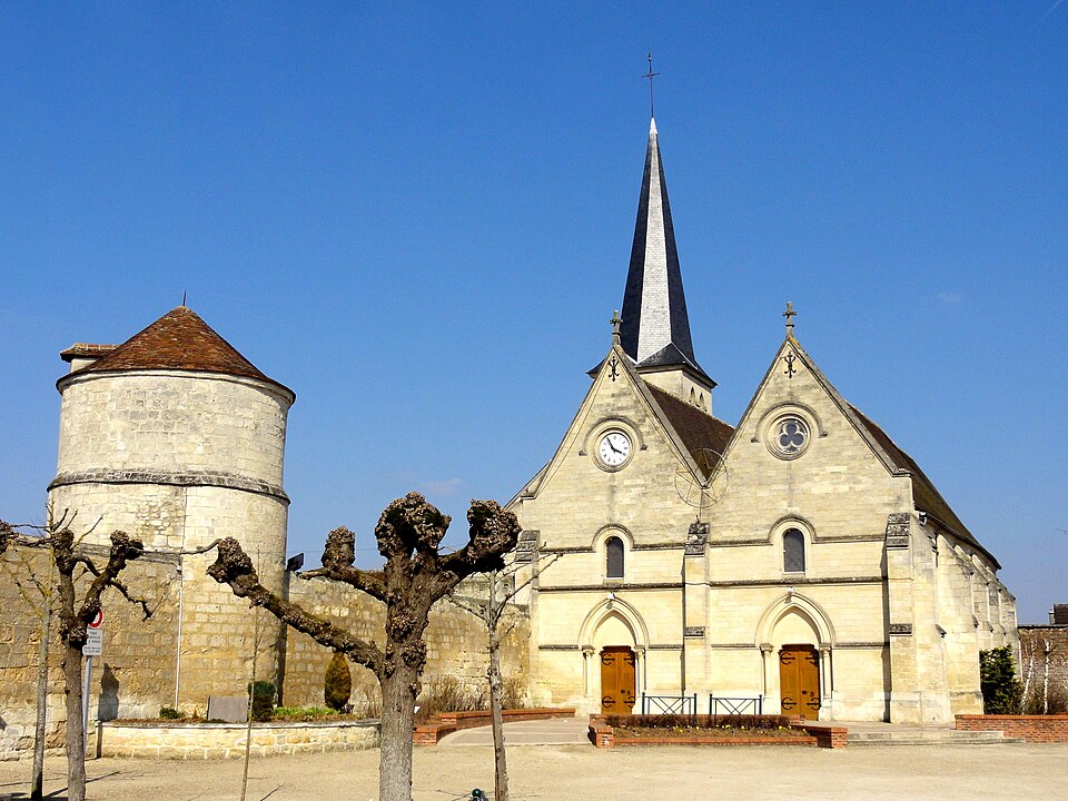 Lacroix — Saint — Ouen (60), église Saint — Ouen et colombier