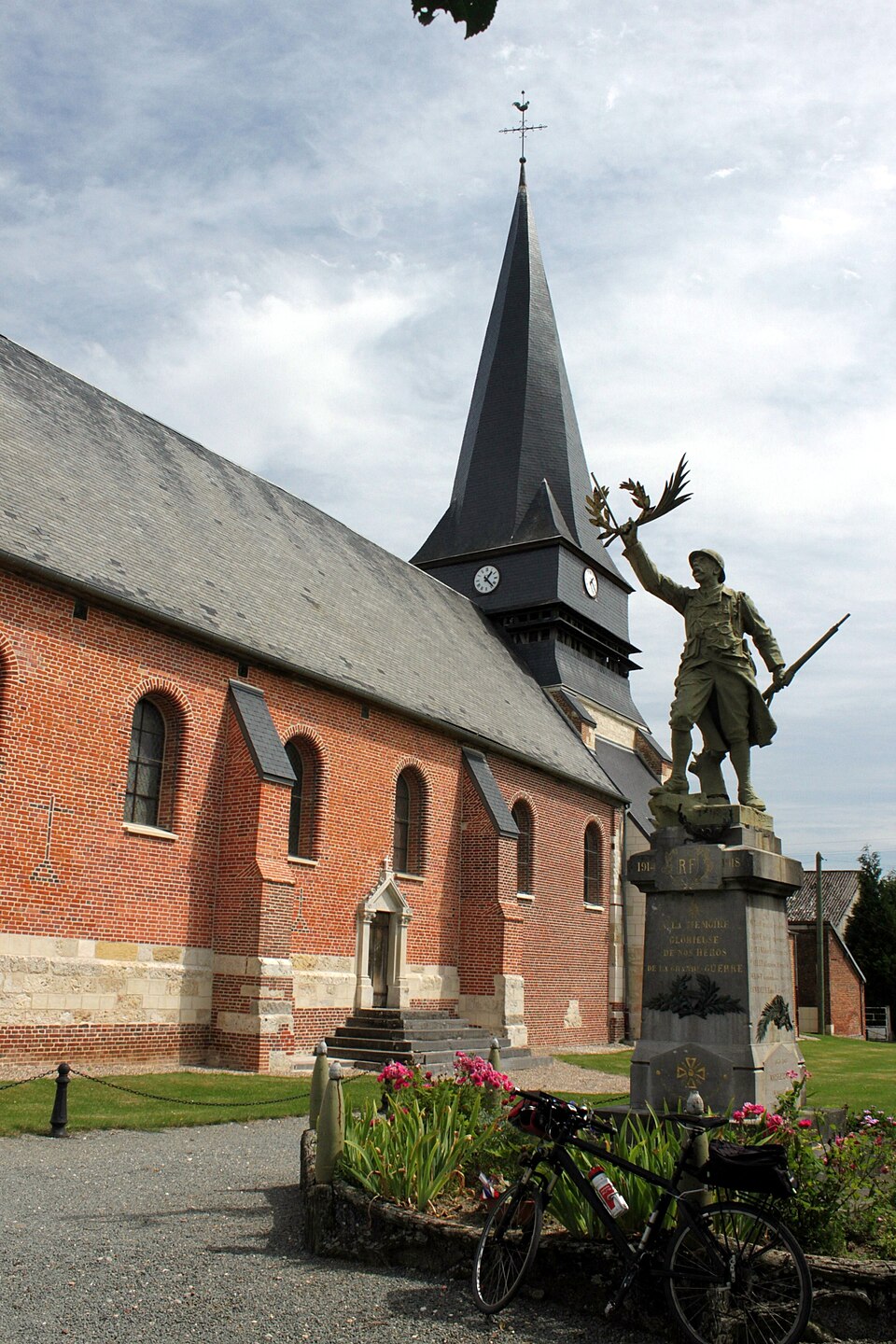 Luchy, Oise, France — church and monument