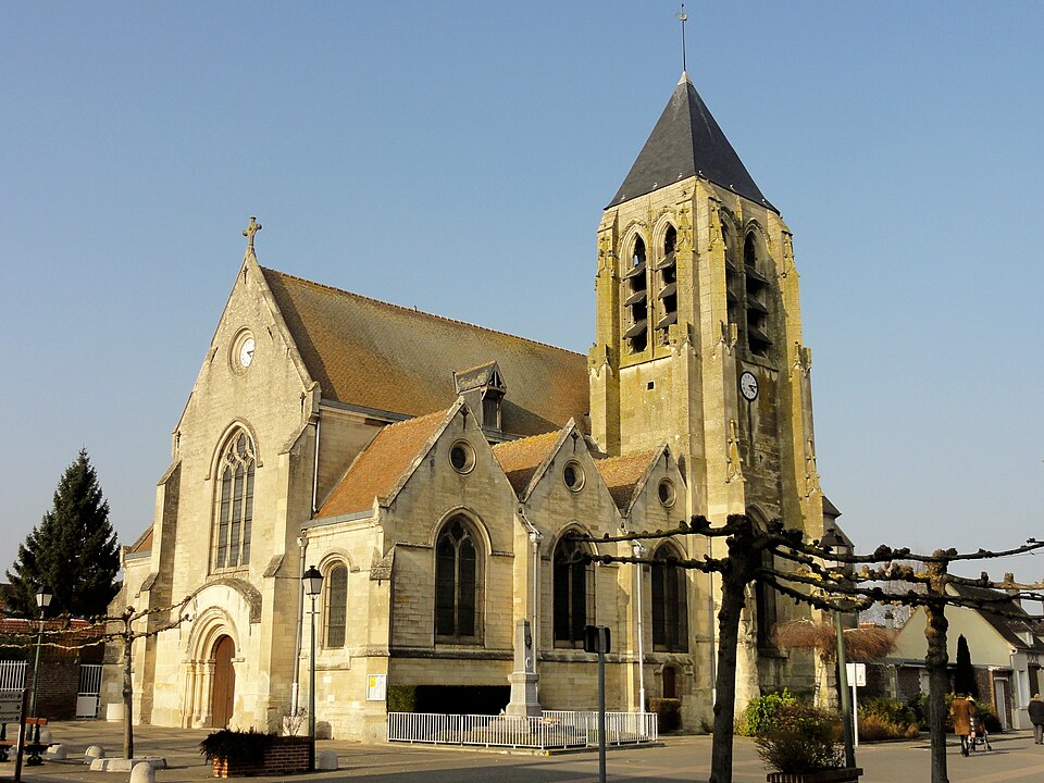 Le Meux (60), église Saint — Martin, rue de la République, vue depuis le sud — ouest