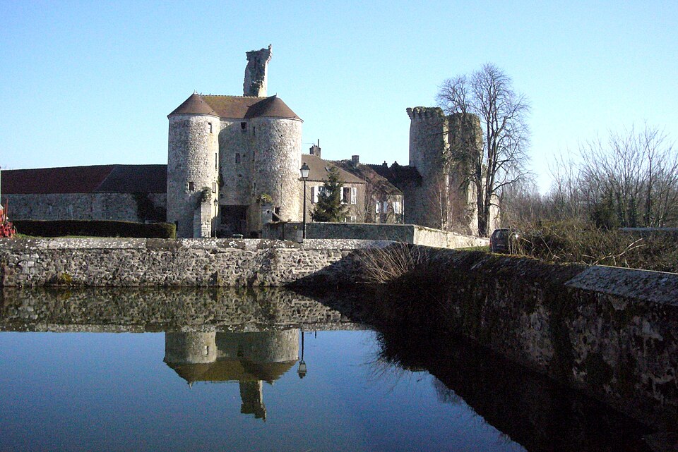 Montépilloy (60), ruines du château et abreuvoir