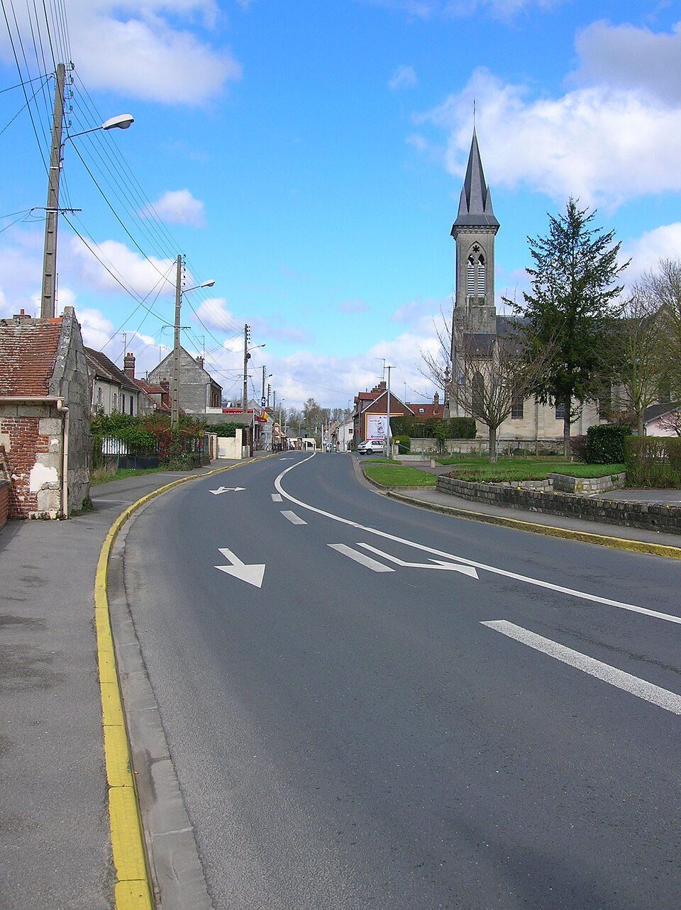 Eglise de Montmacq vue de la rue Maréchal Joffre