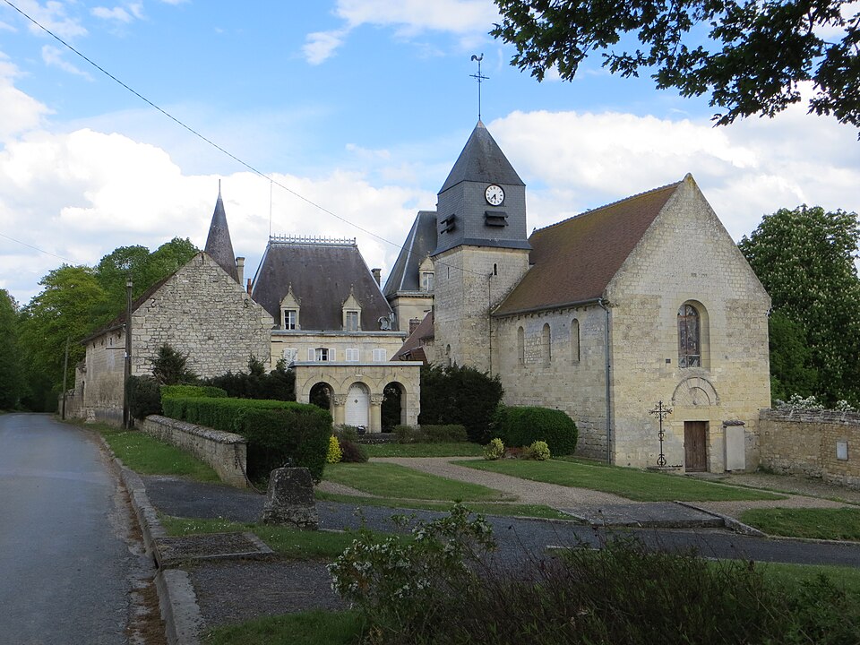 Neufvy — sur — Aronde — Église Saint — Pierre et Château