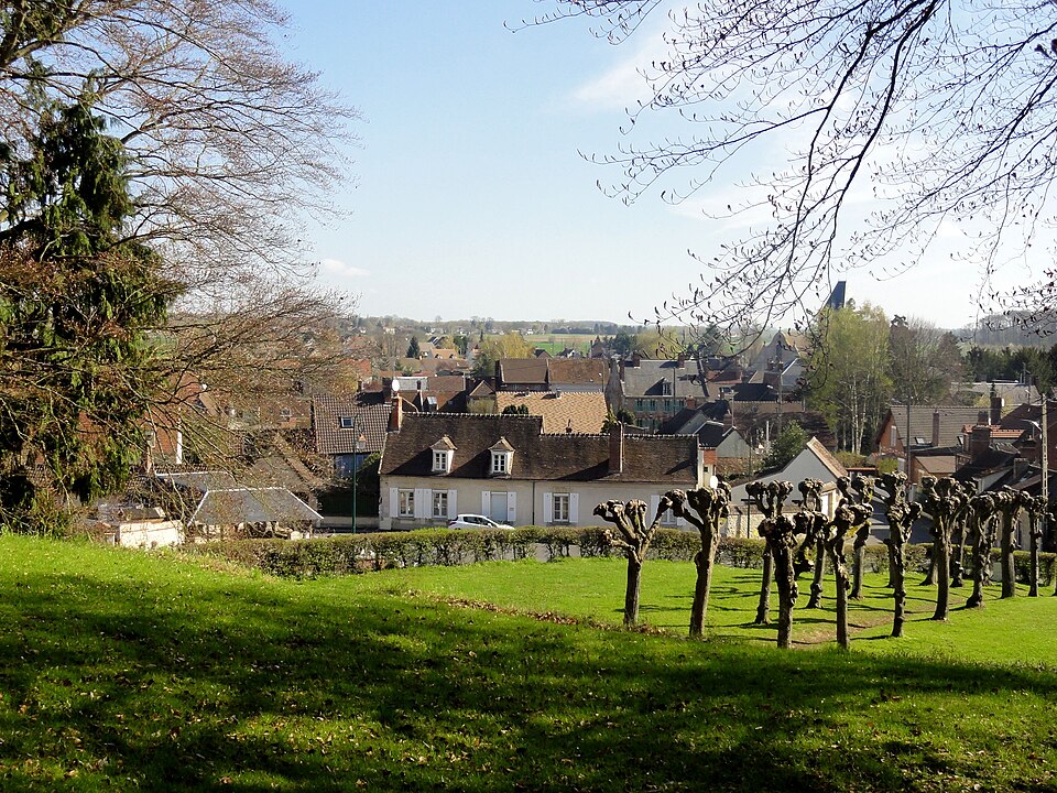 La Neuville — en — Hez (60), vue sur le village depuis la statue de St — Louis