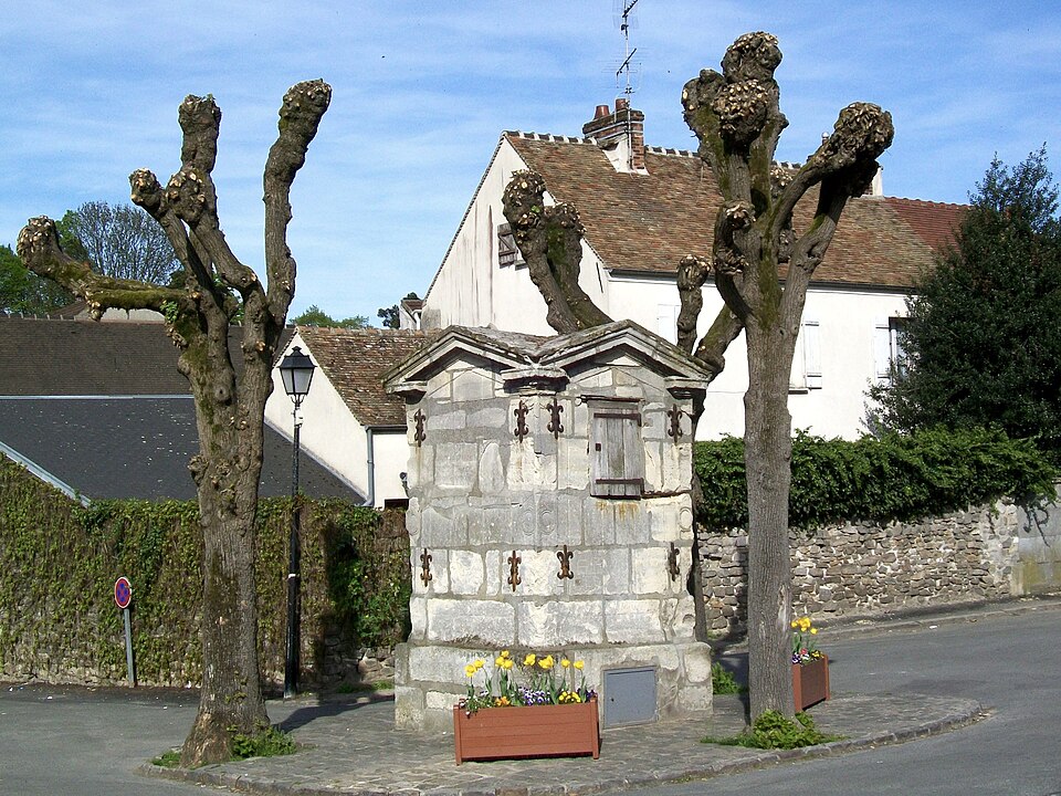 Plailly (60), fontaine de la place de l'église de 1850
