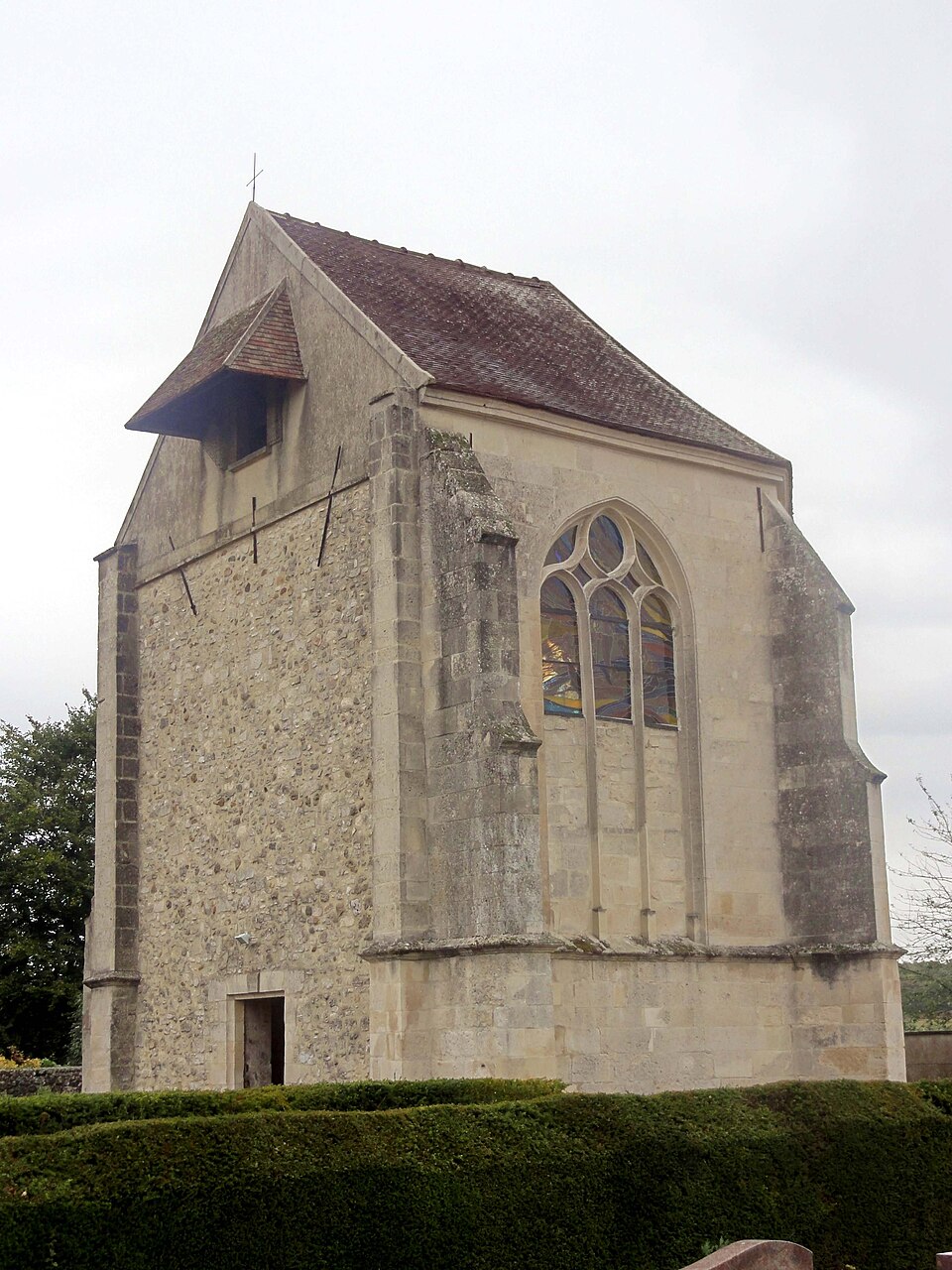 Rouville (60), église Saint — Fuscien, vue depuis le sud — ouest