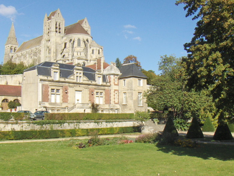 Saint — Leu — d'Esserent — Mairie et abbatiale