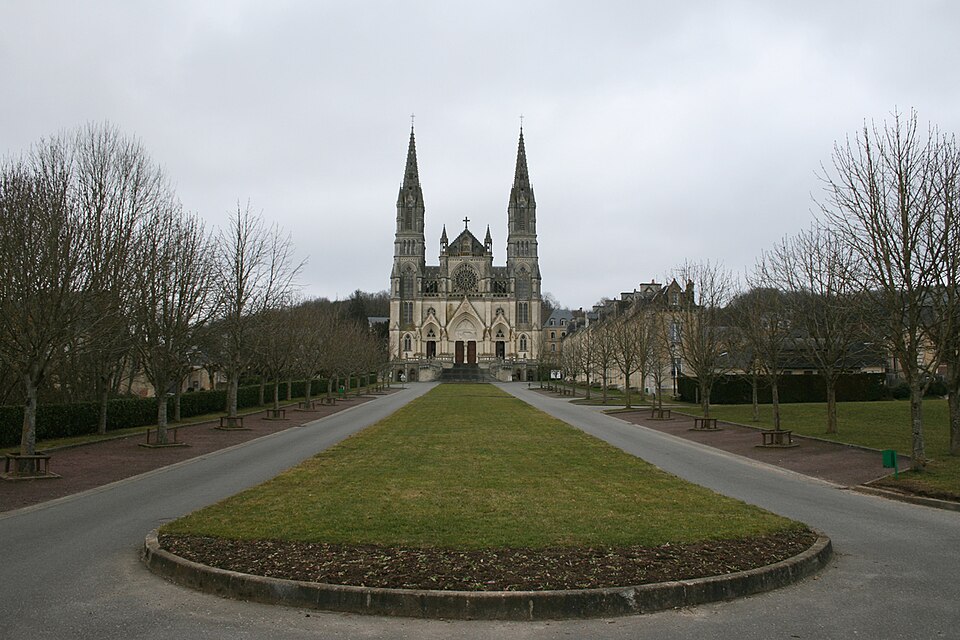 Notre — Dame de Montligeon (1)