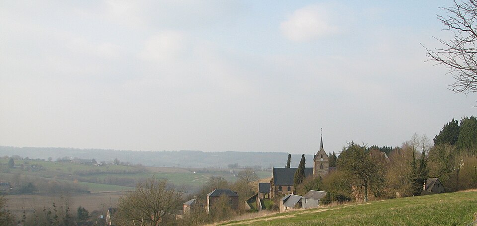 Crouttes — vue sur l'église Saint — Michel