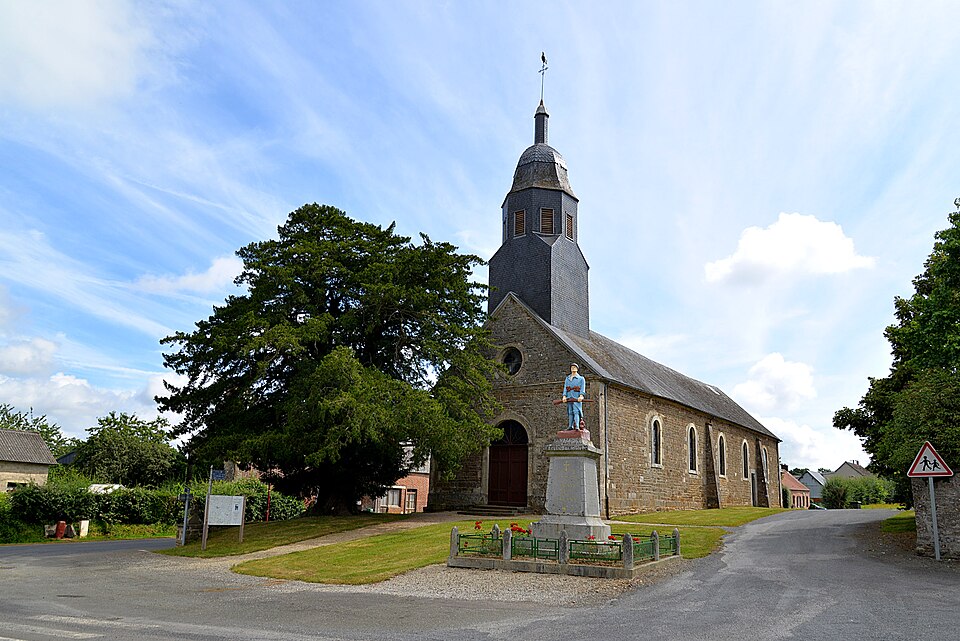 Église Saint — Pierre et monument aux morts de Faverolles (Orne)