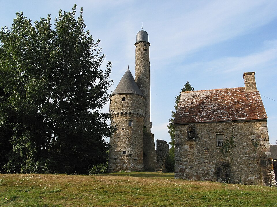 Tour de Bonvouloir, Juvigny — Sous — Andaine, Orne, France 03