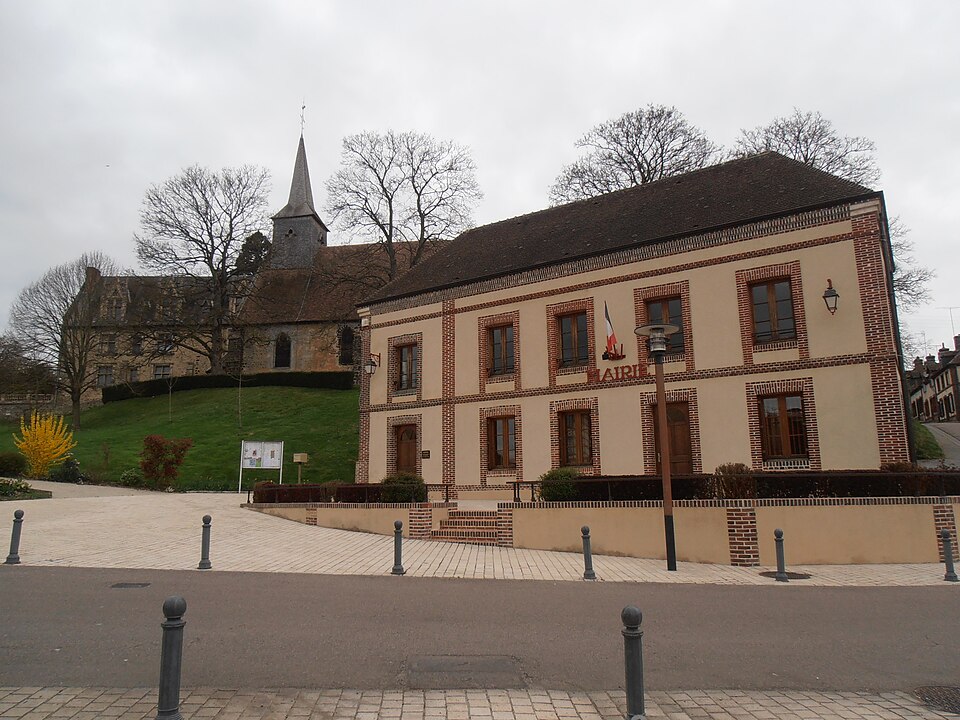 Mairie — Eglise — Prieuré