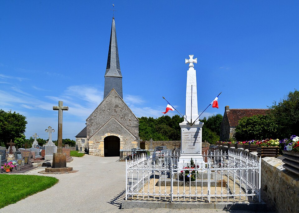 Église Saint — Pierre de Tanques et monument aux morts