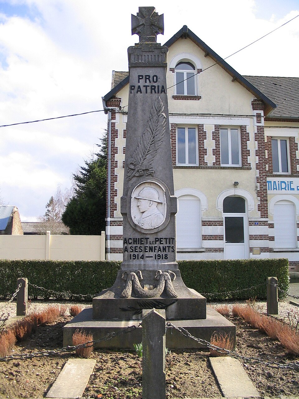 Achiet — le — petit monument aux morts