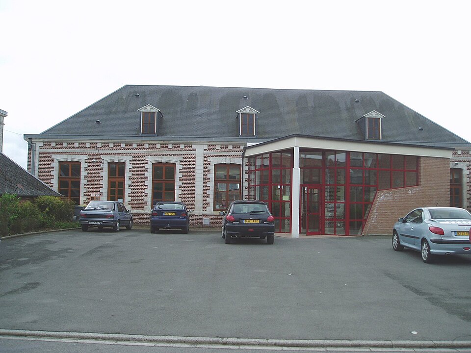 Acq (Pas — de — Calais, France) — Salle des Fêtes — avril 2005
