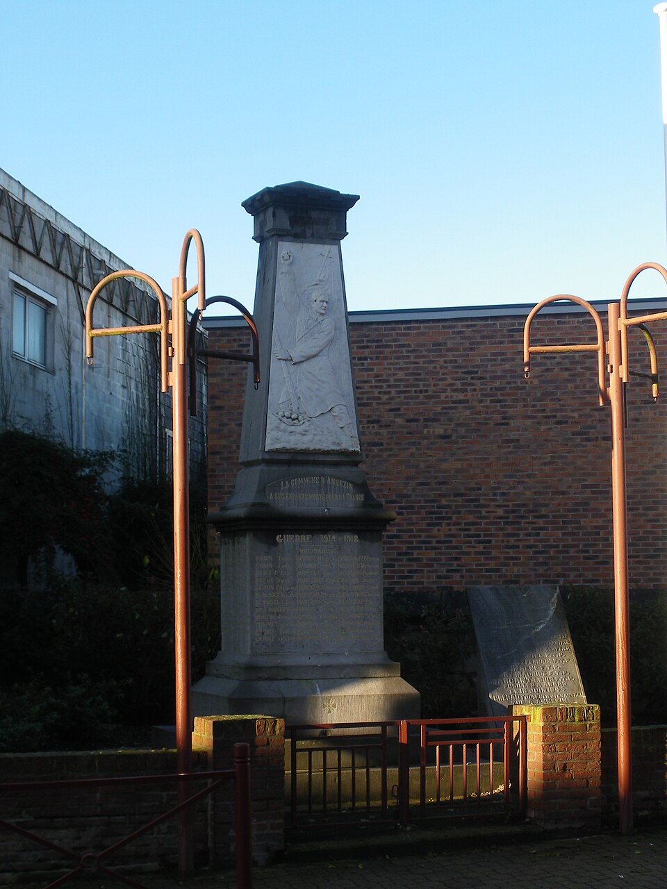 Annezin — Monument aux morts