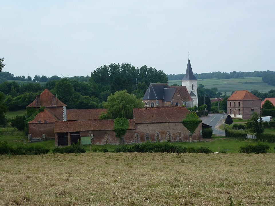 Bailleul — lès — Pernes (Pas — de — Calais, Fr) vue du village et son église PA00108188