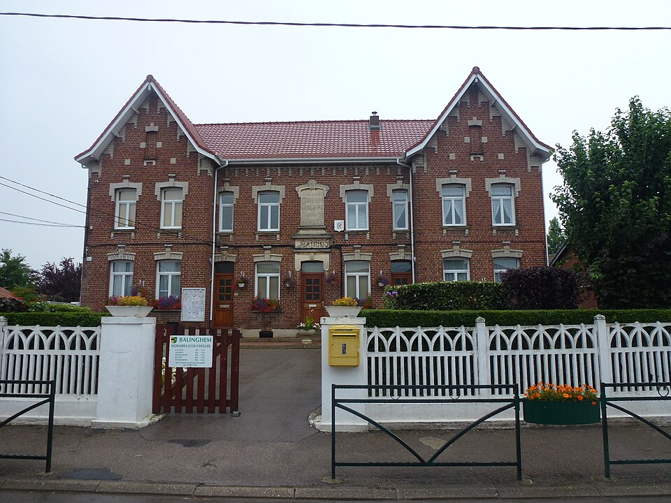 Balinghem (Pas — de — Calais) mairie + école