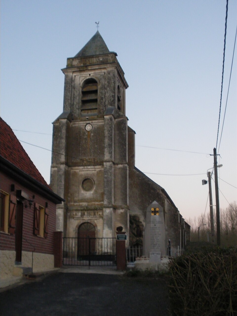 Caumont (62) — Eglise et monument aux morts