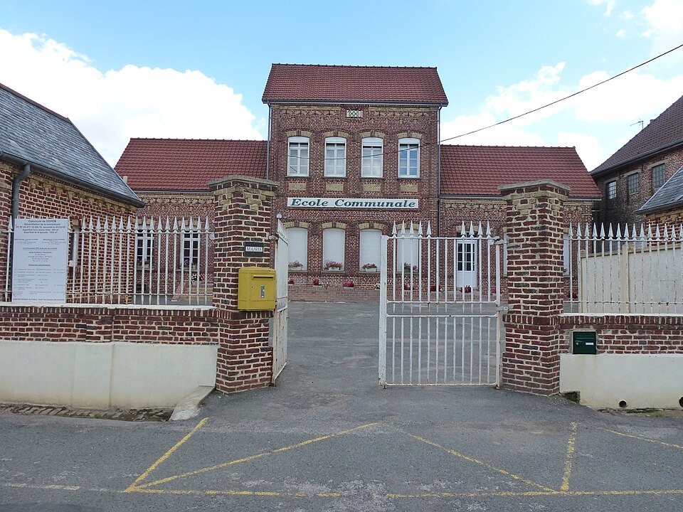 Dohem (Pas — de — Calais, Fr) mairie, école communale