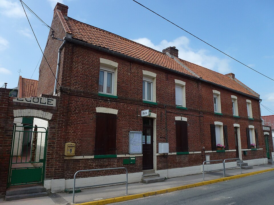 Ecquedecques (Pas — de — Calais, Fr) mairie — école