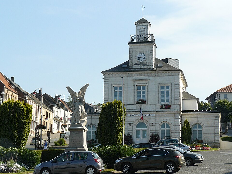 Fruges mairie et monument aux morts