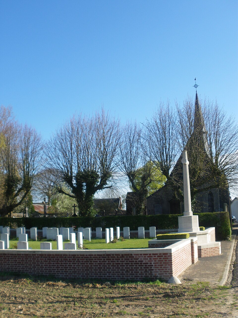 Hannescamps — Cimetière militaire et église